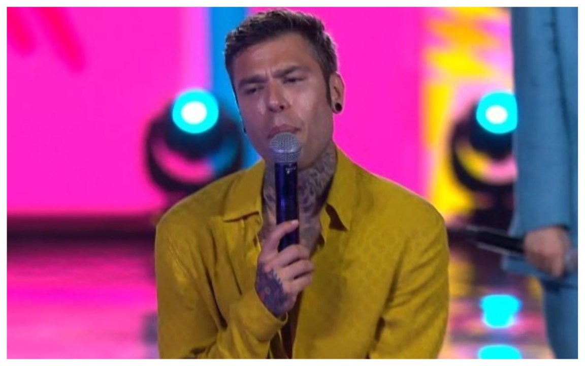 Fedez, incidente a “Battiti Live”: salta sulle spalle di Tananai e si fa malissimo