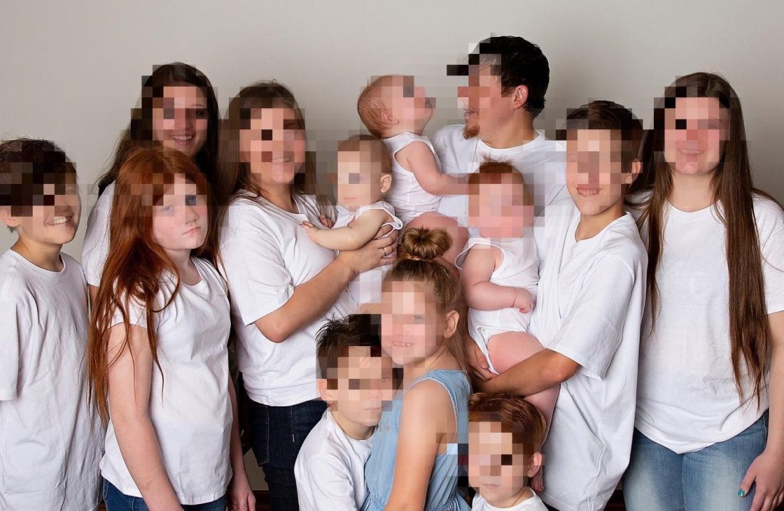 Mamma di 12 figli incinta per quasi 17 anni: “Non ricordo più come si vive senza pancione”