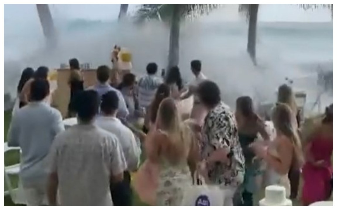 Matrimonio alle Hawaii, un’onda gigante travolge sposi e invitati – Video
