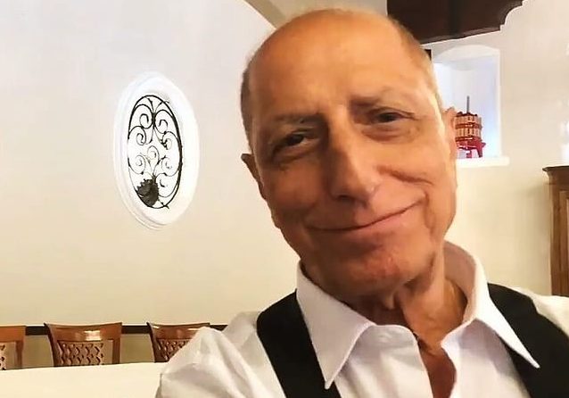 Pippo Franco ricoverato in ospedale: “Grave malore nella notte”