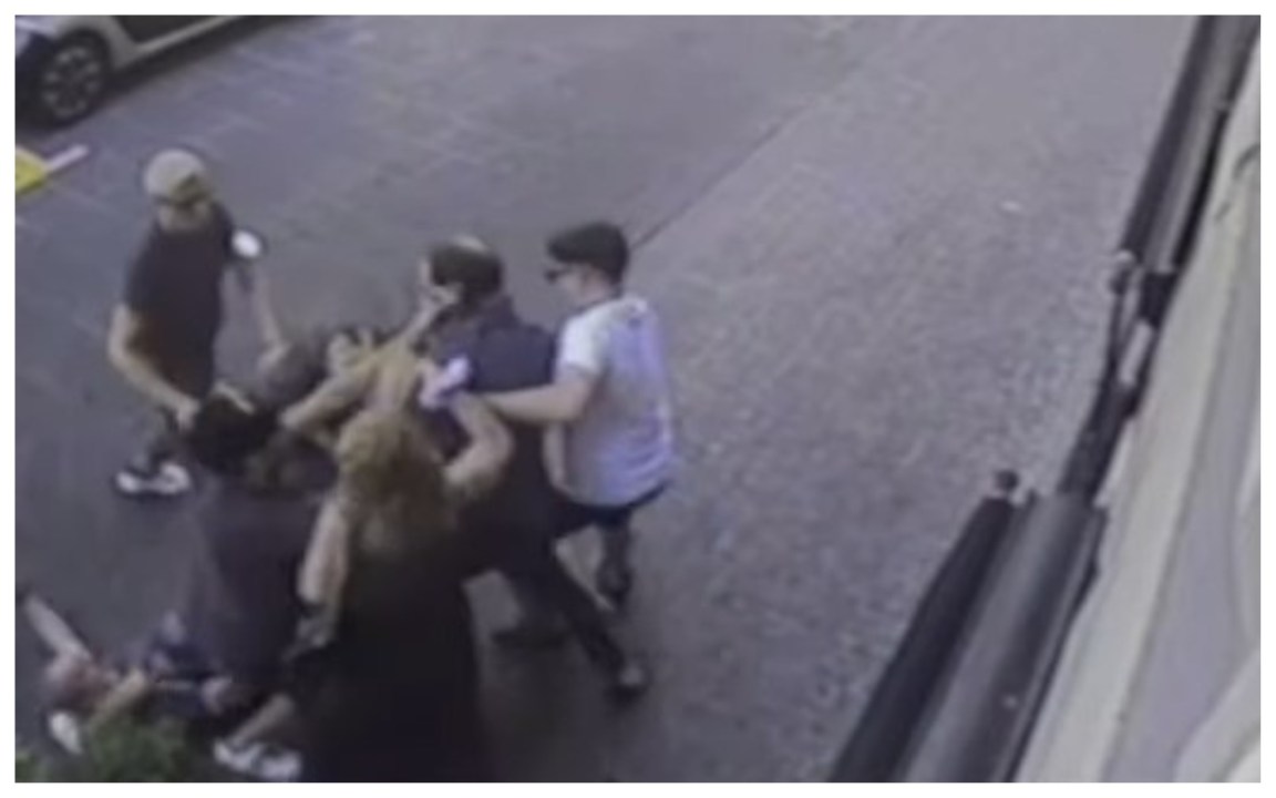 “L’offerta è troppo bassa”, tra il prete e il fedele finisce in rissa – Video