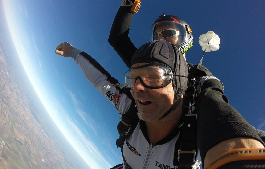 Fanno sess0 durante il lancio col paracadute: tragedia sfiorata