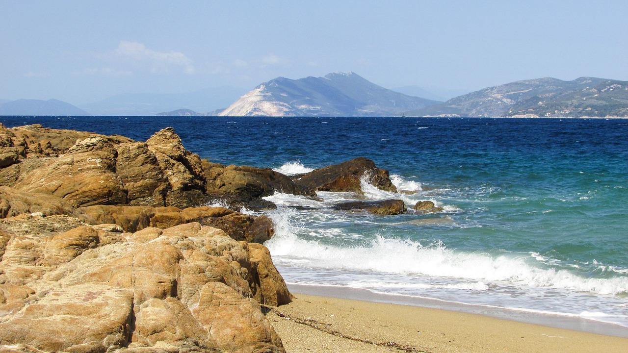 Nudista uccide a fucilate presunto guardone: la lite in spiaggia finisce nel sangue