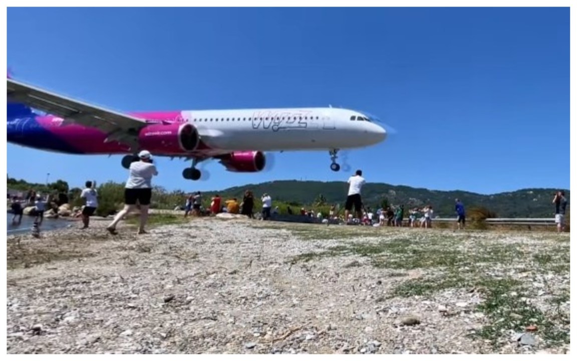 Aereo della Wizz Air sfiora le teste dei turisti in fase d’atterraggio – Video
