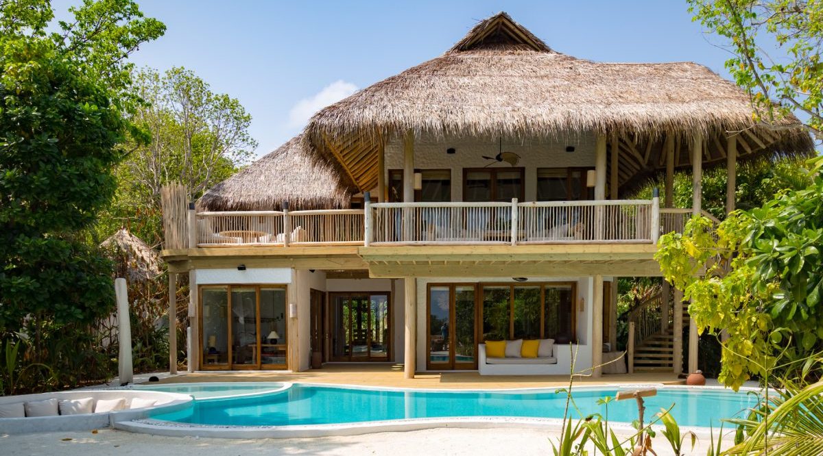 Maldive, resort cerca “libraio scalzo”: “Alloggerà in una suite da 36.500 euro a notte”