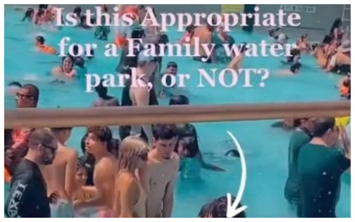 Ragazza con perizoma “invisibile” si immerge in piscina tra i bambini: è polemica