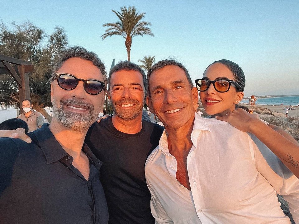 Raoul Bova e Rocío in vacanza con Matano e il neo marito: “Viaggio indimenticabile”