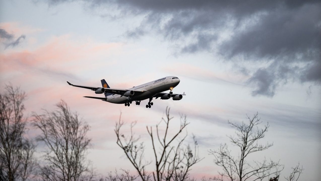 Pilota muore durante il volo: aereo costretto ad atterraggio d’emergenza