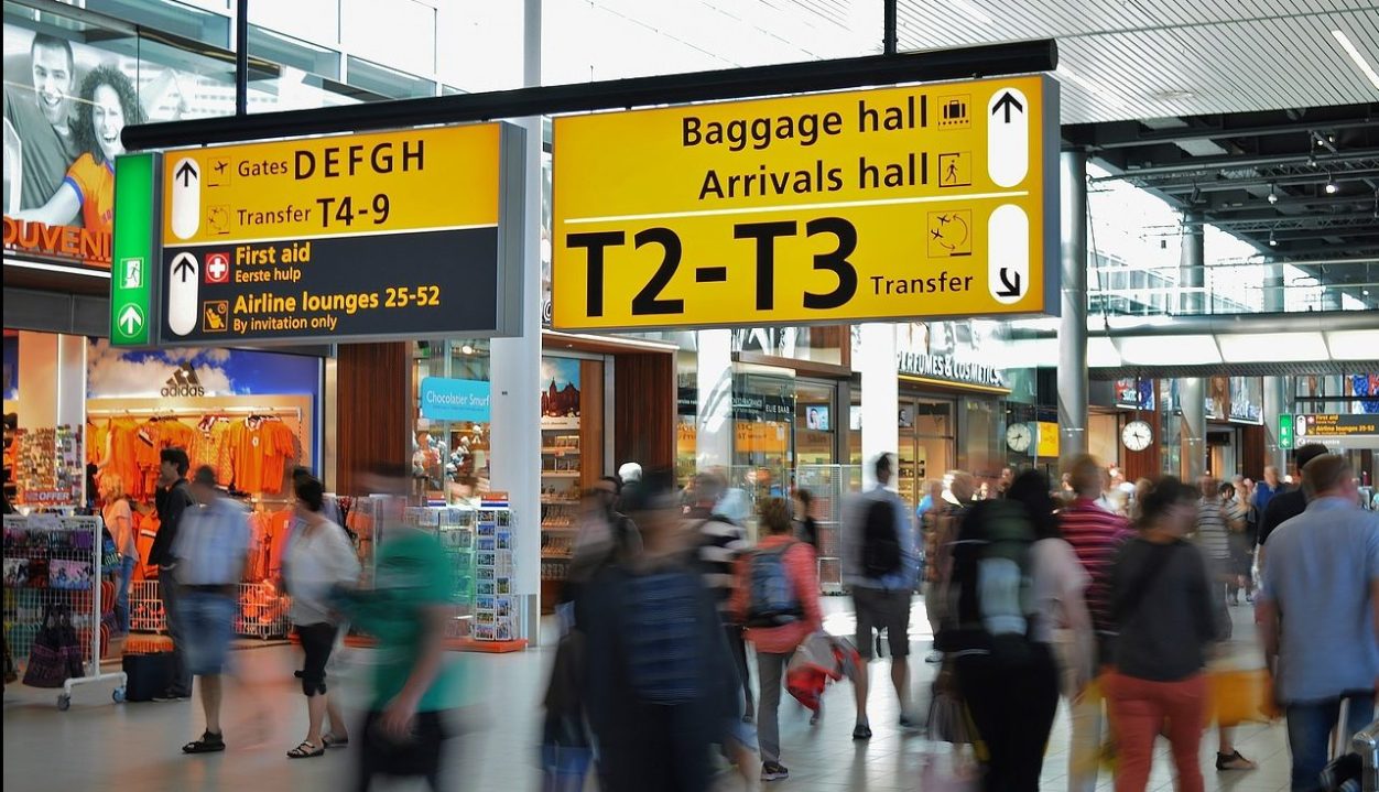 Si conoscono in un pub e decidono di sposarsi a Roma: in aeroporto lei lo deruba e scappa coi soldi