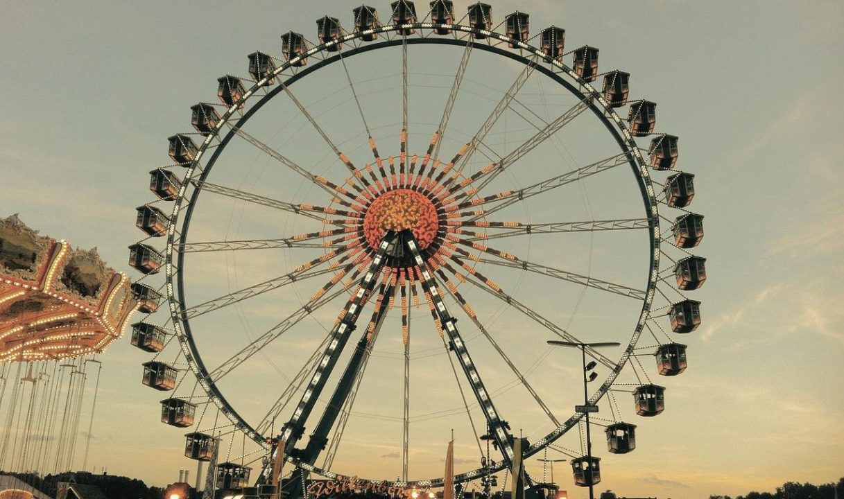 Fanno sess0 su una ruota panoramica: arrestati