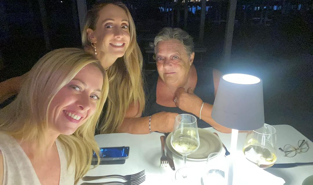 Giorgia Meloni, parla la madre: “Tolga il reddito ai 18enni, lo usano per i videogiochi”