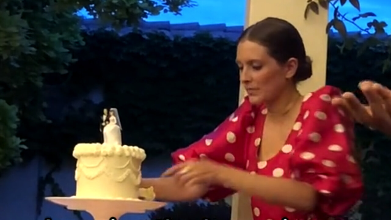 Clamoroso epic fail al banchetto nuziale: taglia la torta prima degli sposi – Video