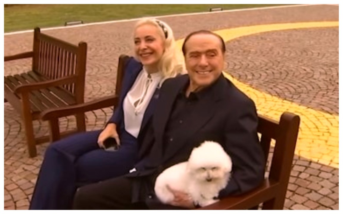 Berlusconi compie 86 anni, il regalo di Marta Fascina arriva dal cielo – Video