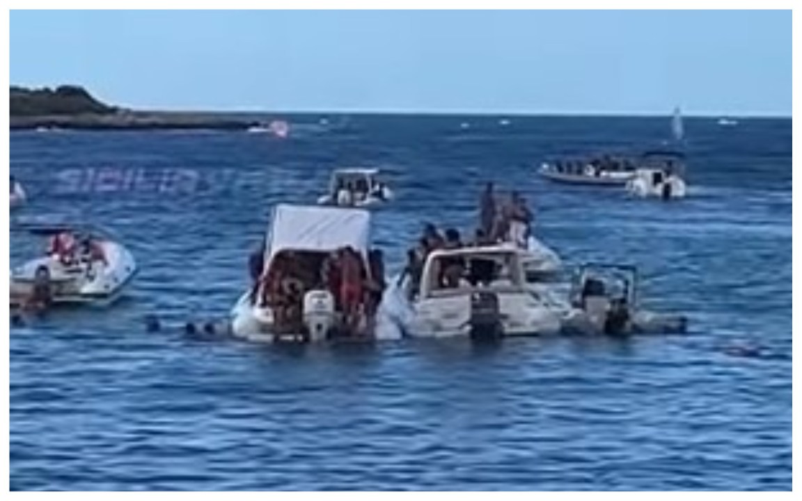 Sferracavallo, botte da orbi a bordo di un gommone – Video