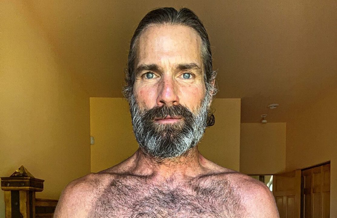 Ex modello di Versace rivela: “Sono in forma perché bevo la mia pipì”