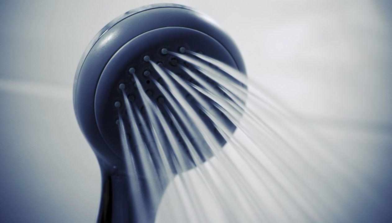 “Fate la doccia in coppia”, la proposta della Svizzera per risparmiare energia