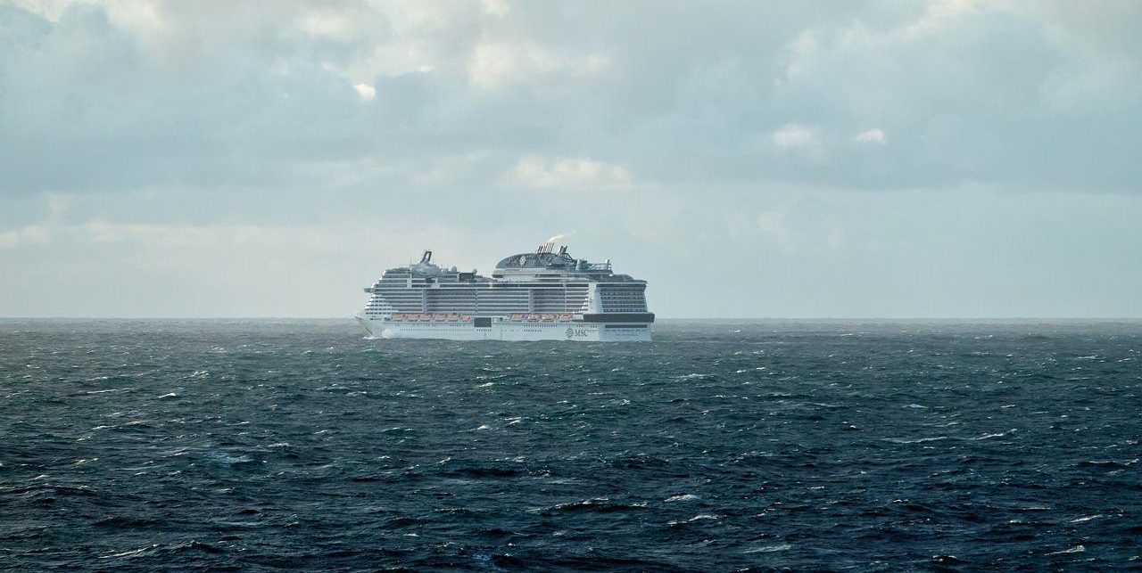 Litiga con la fidanzata e si lancia in mare dalla nave da crociera