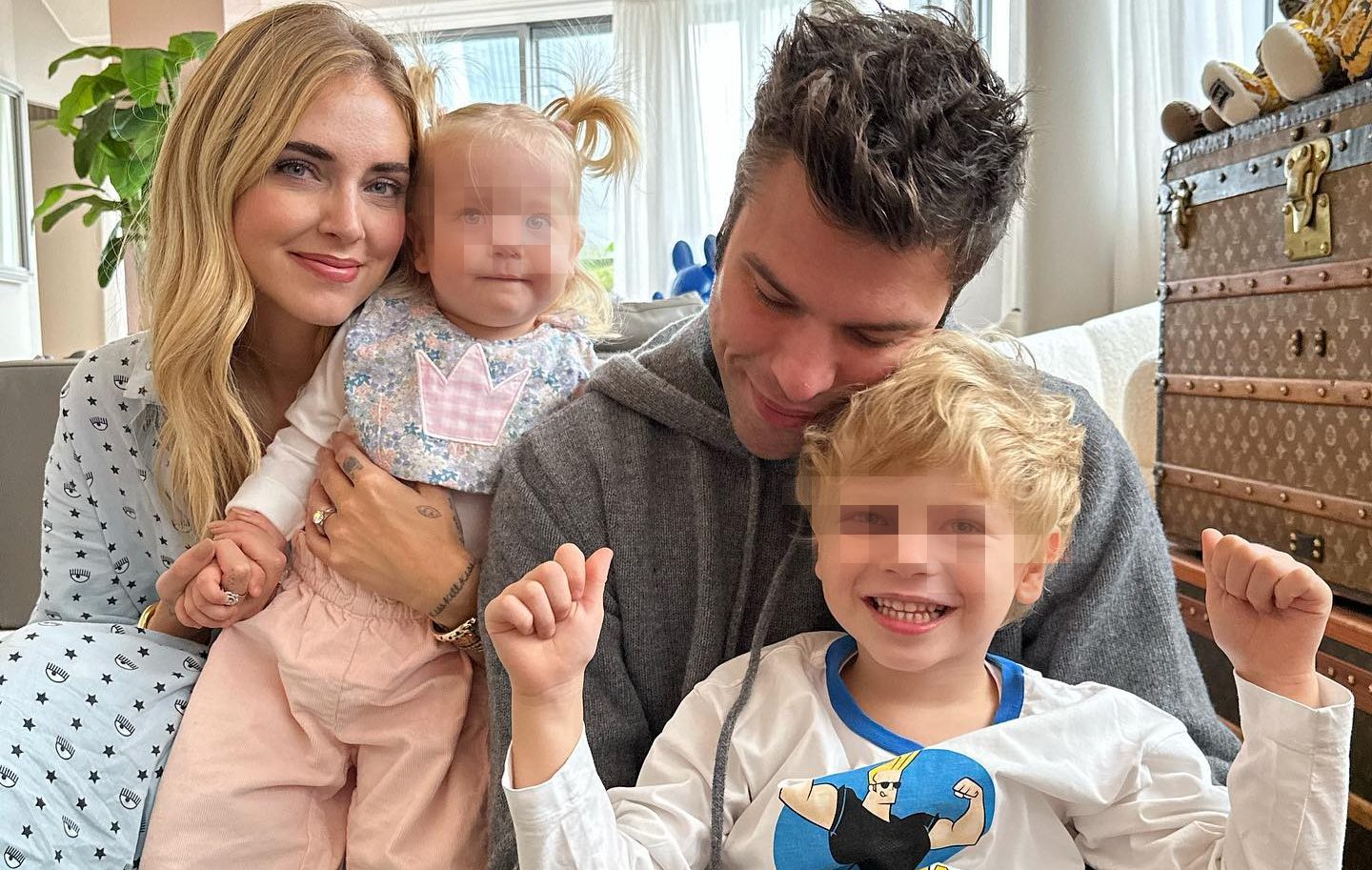 “Leo fai un sorriso, poi hai finito”, bufera sui Ferragnez per un video col figlio