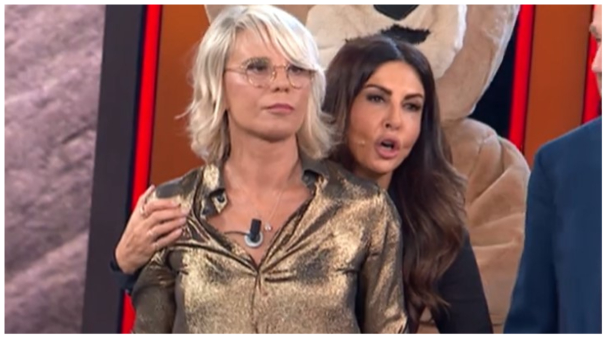 Sabrina Ferilli bacia Maria De Filippi in tv e scatena il gossip