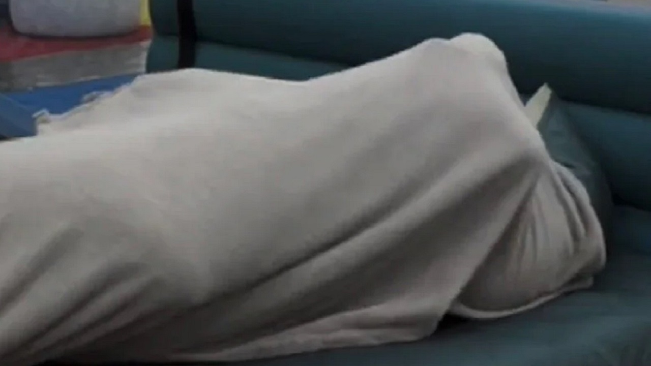 “GF Vip”, strani movimenti sotto le coperte tra l’ex di Belen e la “milionaria” sposata