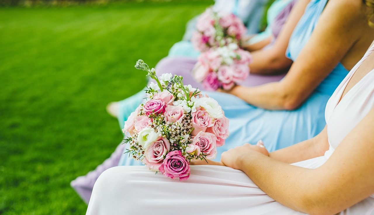 Sposi si innamorano della damigella nel giorno delle nozze: ora vivono tutti e tre insieme