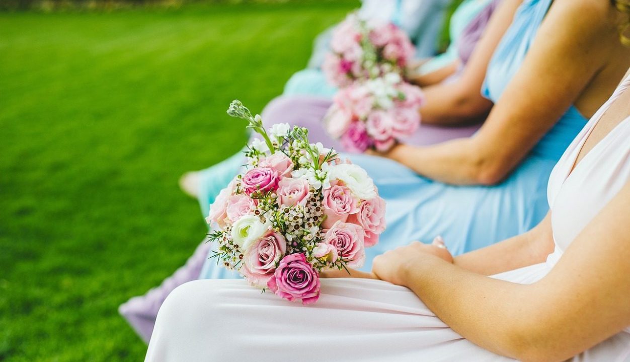 Sposi si innamorano della damigella nel giorno delle nozze: ora vivono tutti e tre insieme