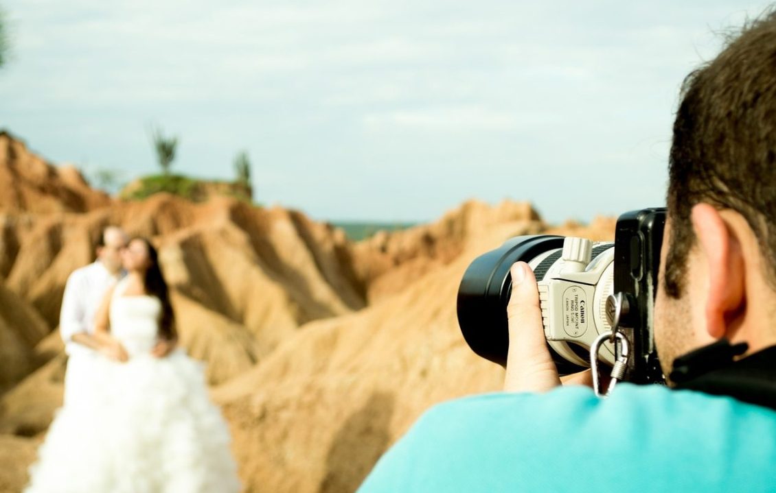 Gli sposi gli negano il pranzo, fotografo cancella tutte le foto del matrimonio e se ne va