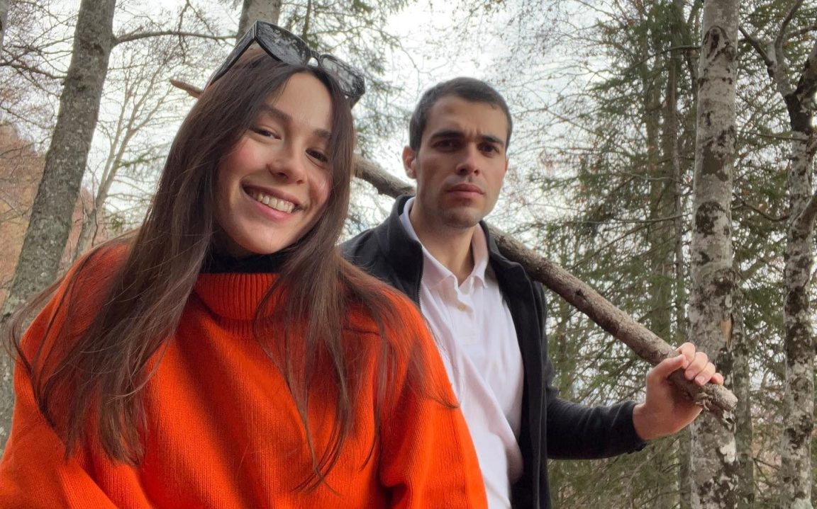 Aurora Ramazzotti splendidamente incinta: le prime foto in costume col pancino