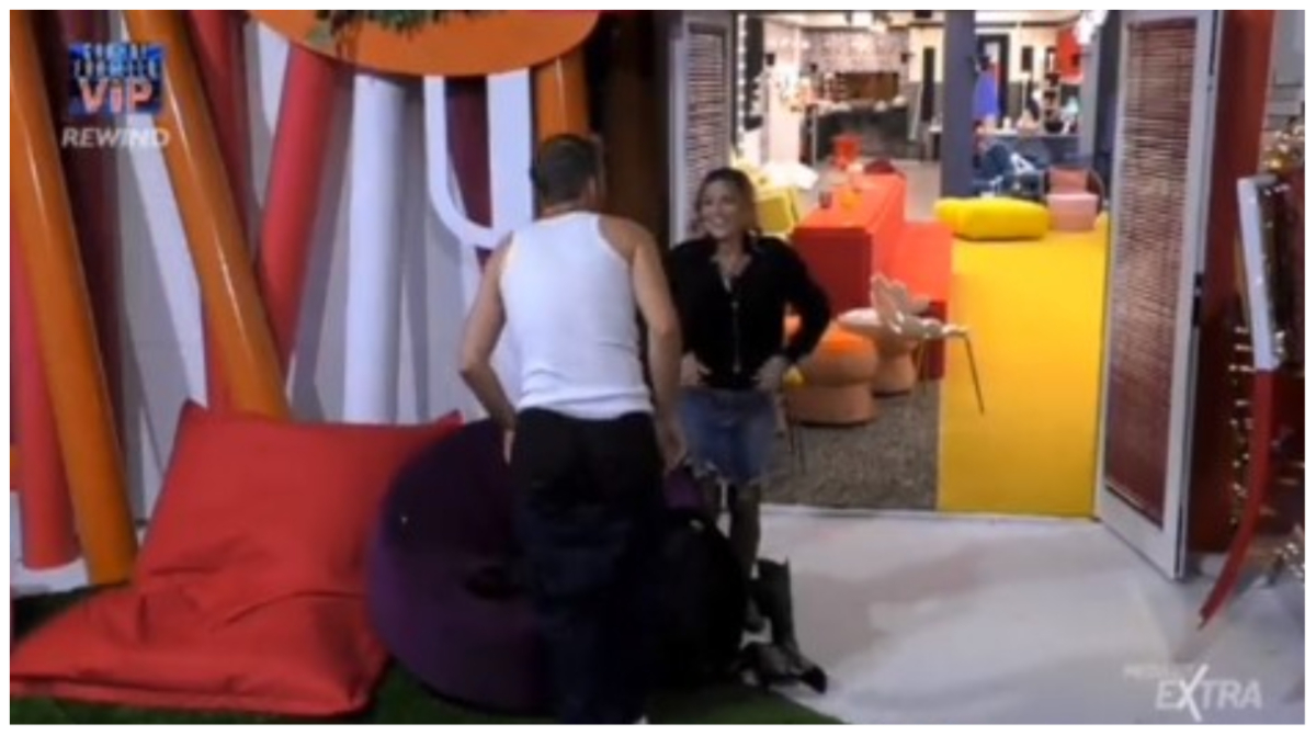 Patrizia Rossetti si spoglia e resta in topless: la regia del “GF Vip” manda in onda tutto