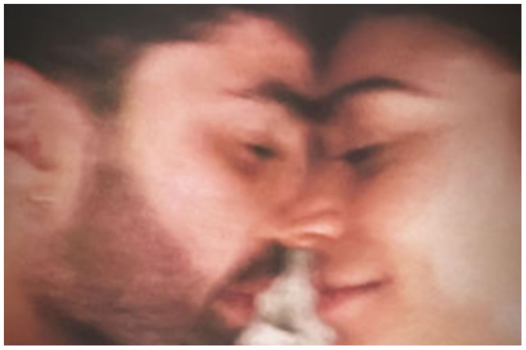 Elodie e Andrea Iannone in love, la foto a letto insieme