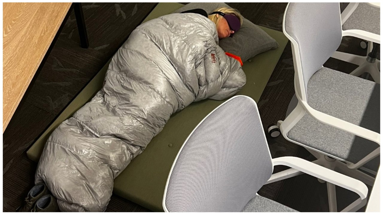 Twitter, la foto della manager “sopravvissuta” ai licenziamenti è virale