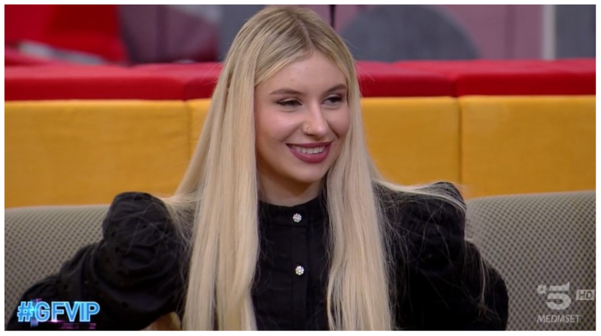 “GF Vip”, la concorrente siciliana sotto accusa: “Non si lava i capelli, è sporca”