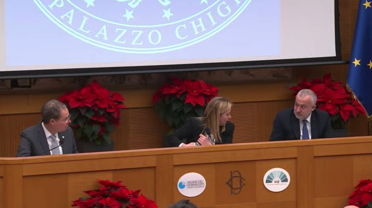 Giorgia Meloni si scorda il microfono acceso e ci scappa il fuorionda