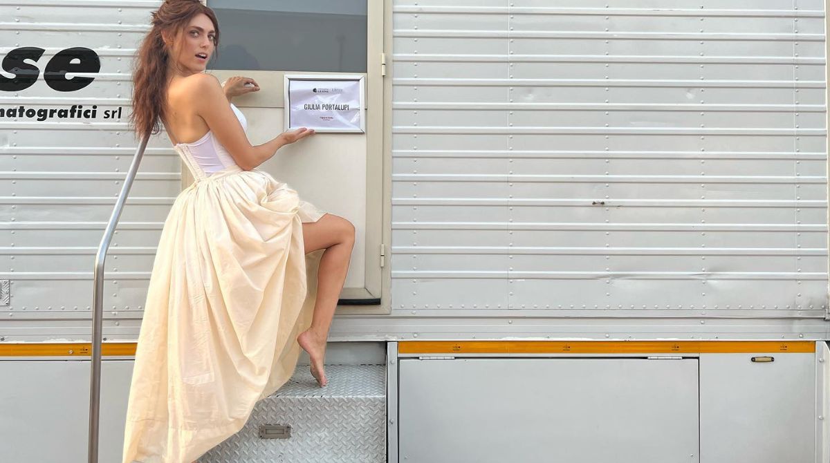 Miriam Leone posta una foto sensuale in abito da sposa: cosa c’è sotto?