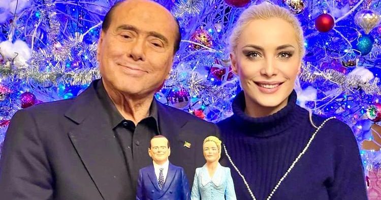 Berlusconi e Marta Fascina in posa con le loro statuine di cera