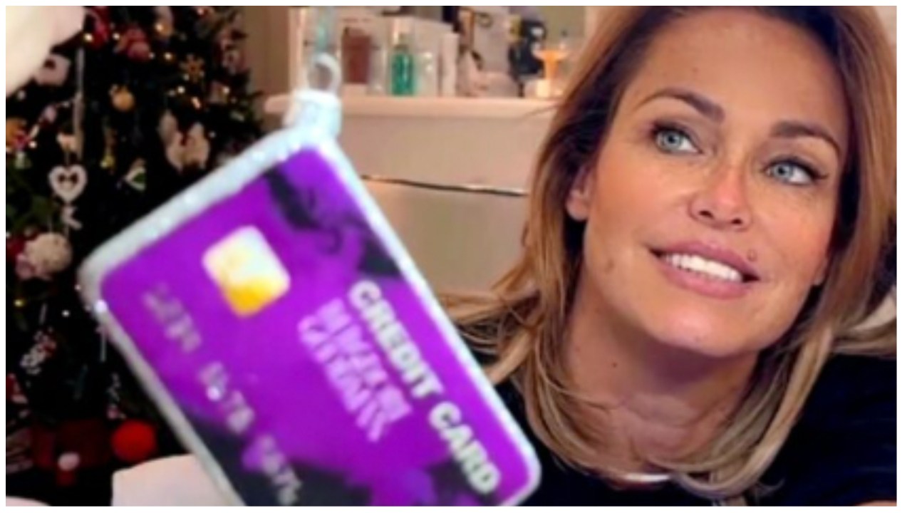 Sonia Bruganelli e la pallina di Natale a forma di carta di credito