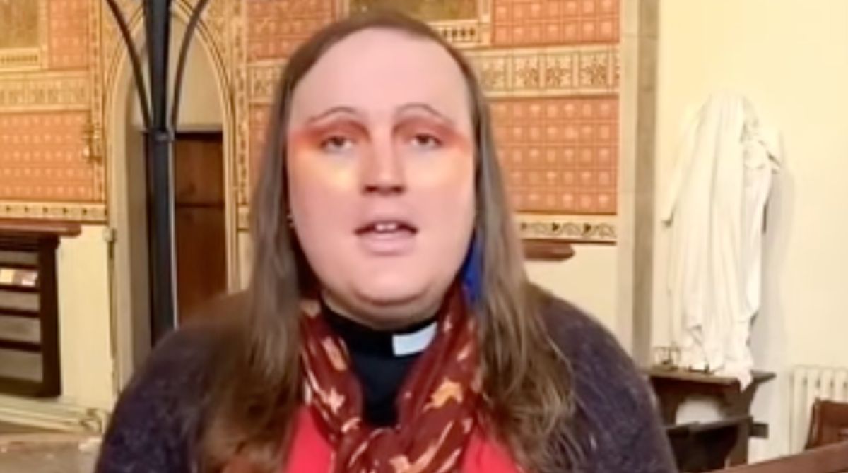 Parla il primo prete non binario: “Dio mi ha guidato verso la verità su di me”