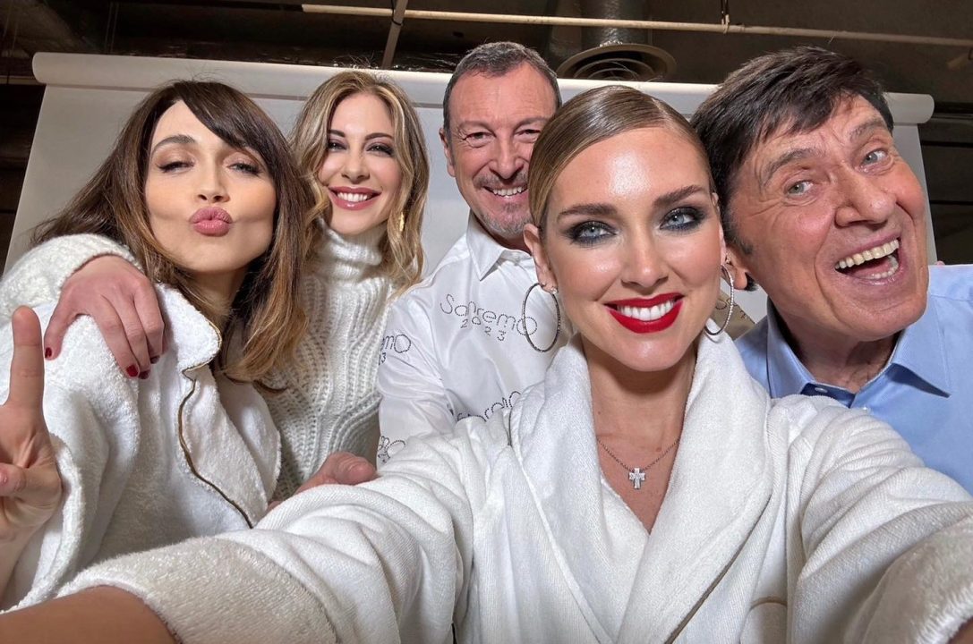 Chiara Ferragni posa con le altre co-conduttrici e zittisce le malelingue