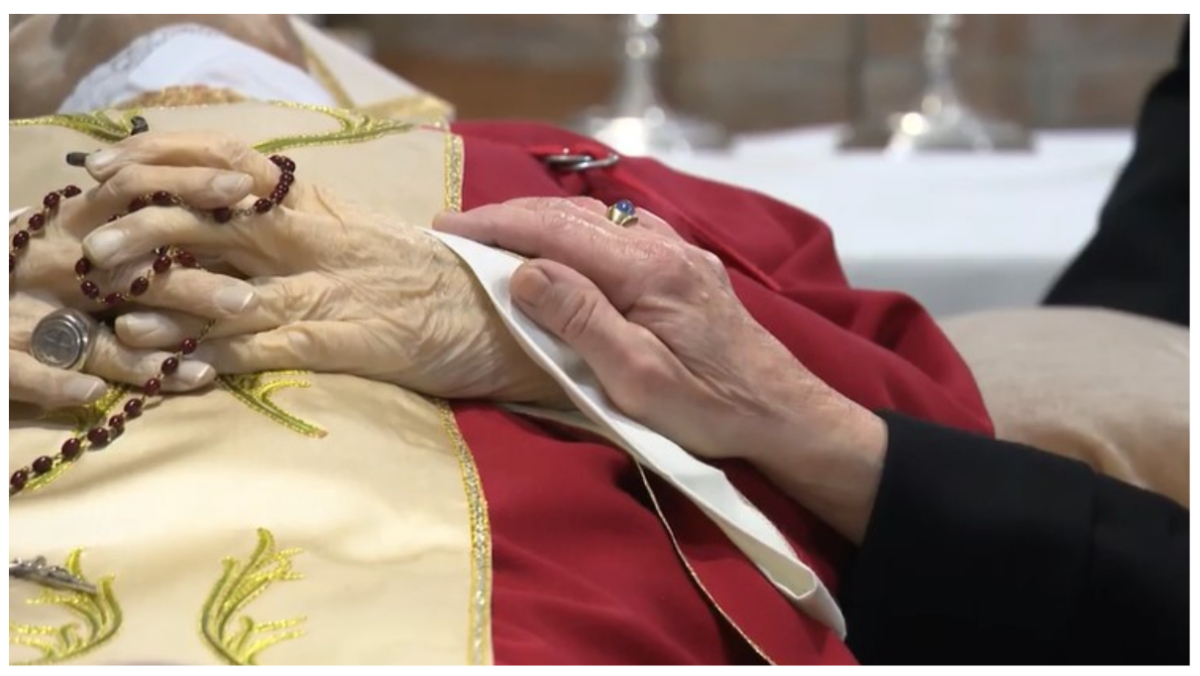 Che cos’è la tanatoprassi: la tecnica usata per imbalsamare Papa Ratzinger e Pelé