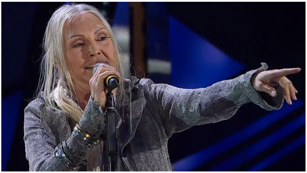 Selvaggia Lucarelli: “Anna Oxa sul palco con abiti da maghella triste e suonatrice di bonghi”