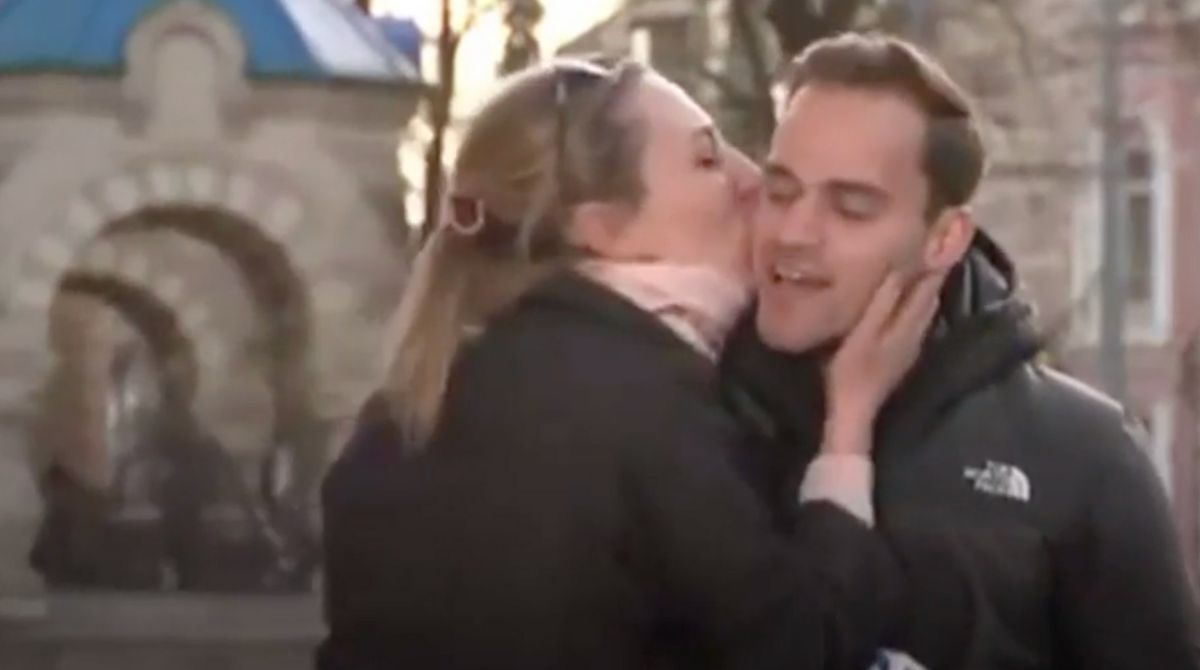 Una ragazza bacia giornalista in diretta tv: “Sei molto carino”