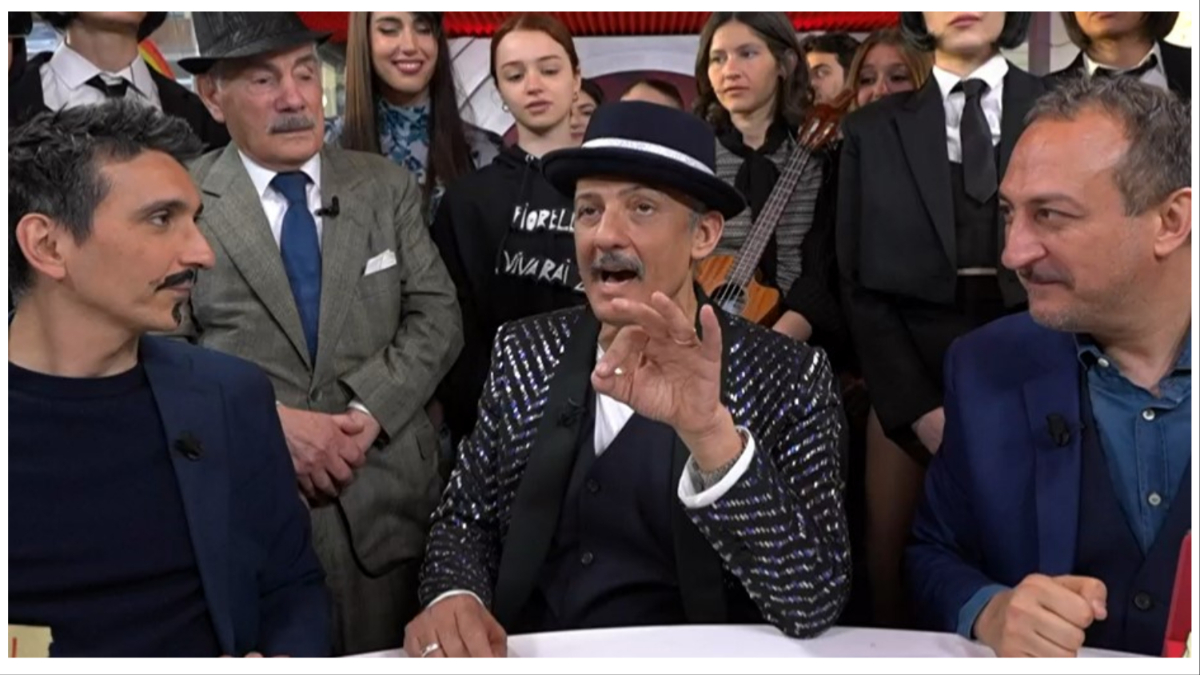 Fiorello ‘infilza’ la veggente: “Mia madre moltiplica le caponate, è una super Madonna”