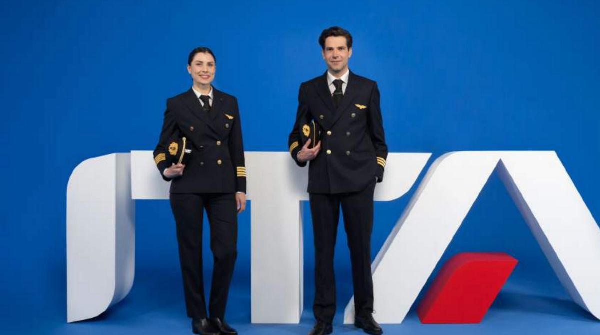 Ita Airways, regole severe per piloti e hostess: “In divisa non si mastica la gomma”