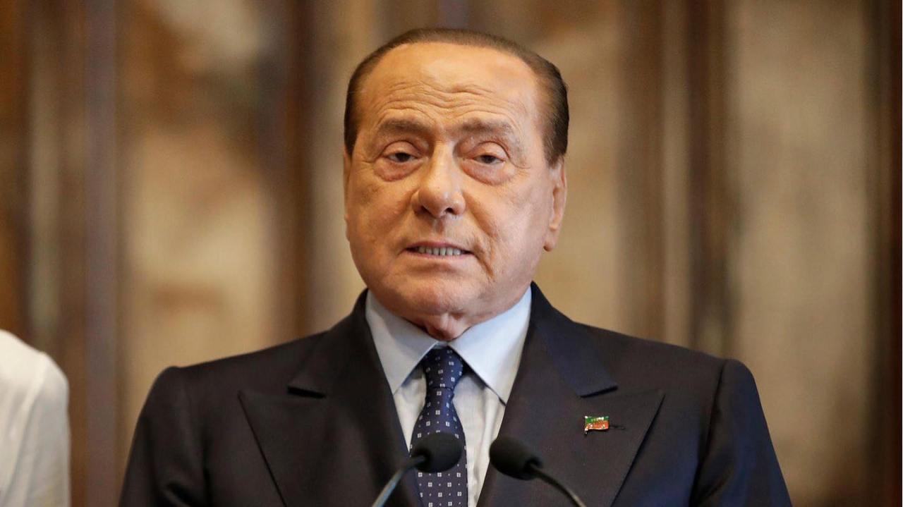 Silvio Berlusconi, per “Dagospia” è “gravissimo” (e Signorini annulla la sua festa)