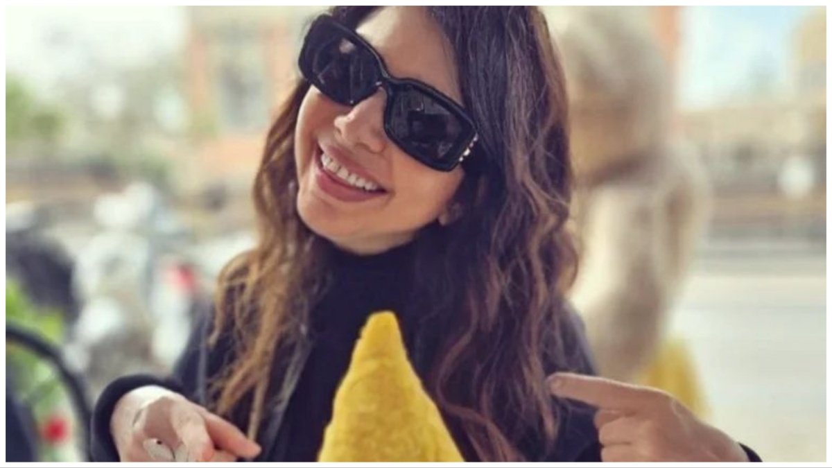 Cristina D’Avena e il selfie con il mega arancino a Messina: “Ce la farò a mangiarlo tutto?”