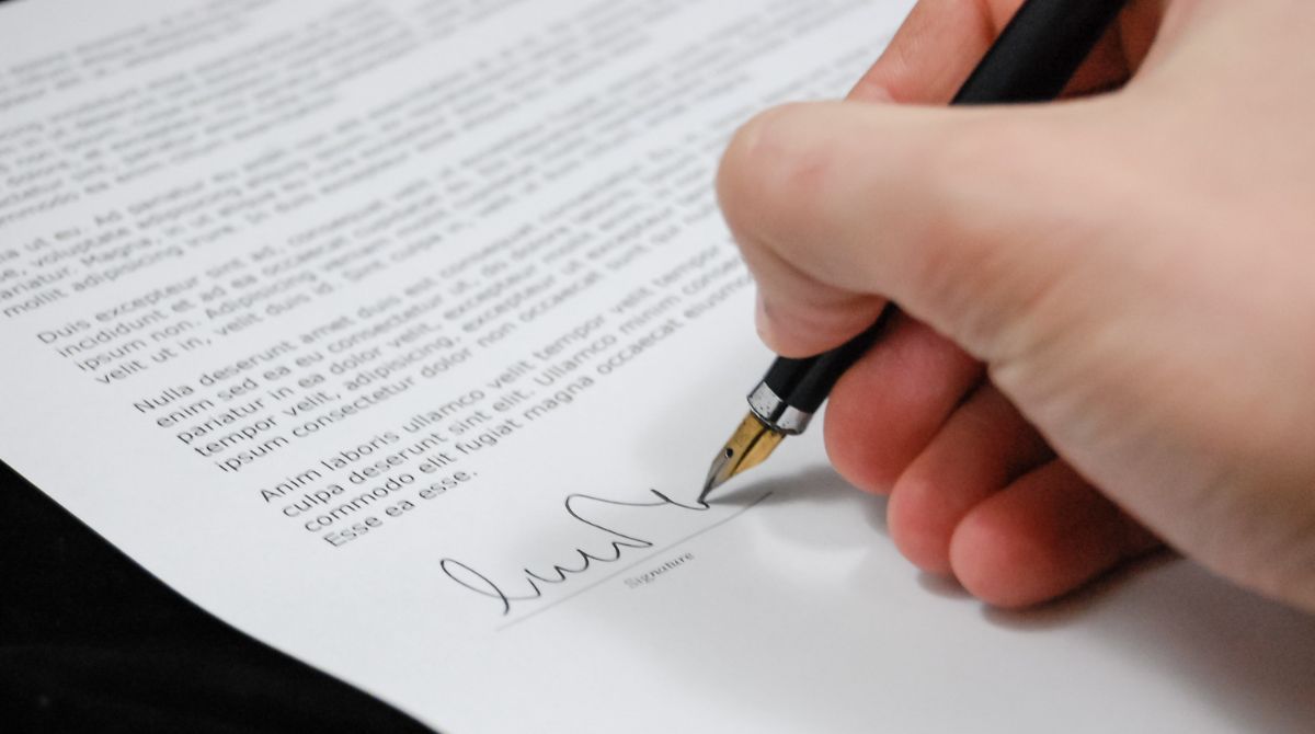 Fa firmare al fidanzato un contratto che prevede una multa salatissima in caso di infedeltà
