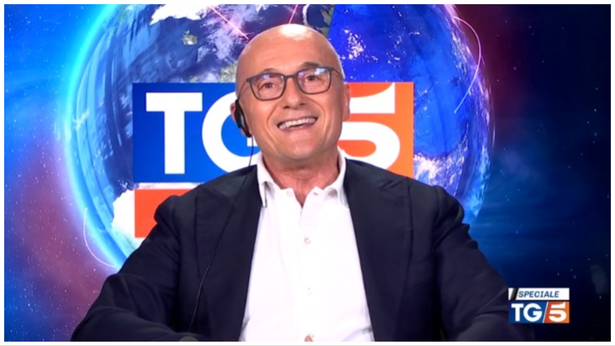 Alfonso Signorini: “Berlusconi chiese di allungare il ‘GF Vip’ e cravatte più sobrie”