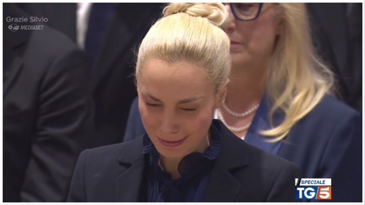 Funerali Silvio Berlusconi, Marta Fascina in lacrime con lo sguardo fisso sulla bara