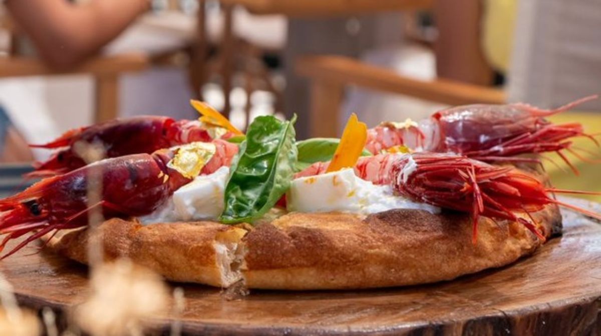 Pizza a 110 euro e vino a 32mila euro, i prezzi da capogiro di un ristorante: “Ma è sempre pieno”