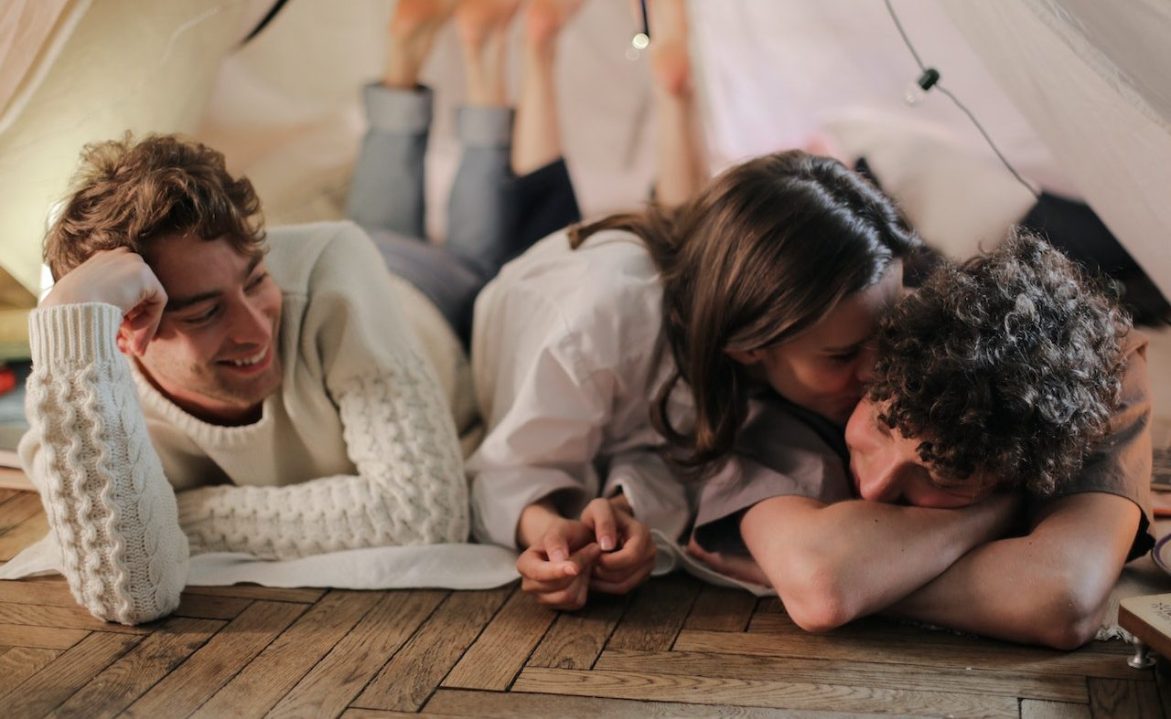 “La mia ragazza vuole fare sess0 a tre con un nostro amico, credo sia una scusa per lasciarmi”